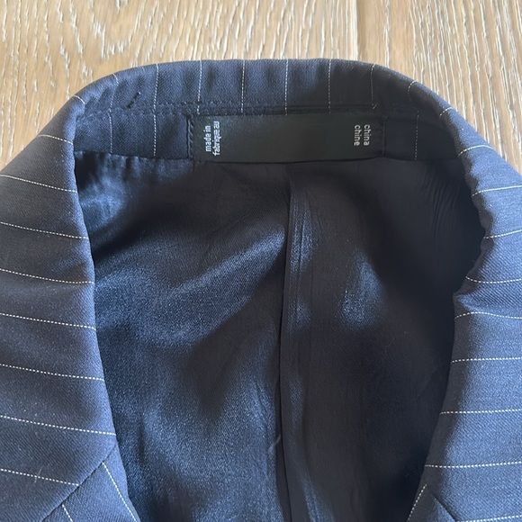 Emanuel Ungaro Men’s Suit Jacket and Pants- Navy Blue w/ White Stripes- 38S/32W - Picture 3 of 8